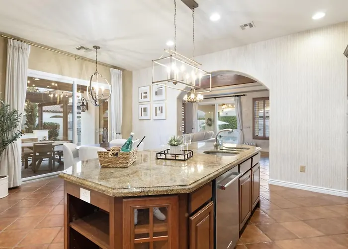Sienna Sanctuary | Heated Pool, Spa & Fire Pit Holiday home Chandler