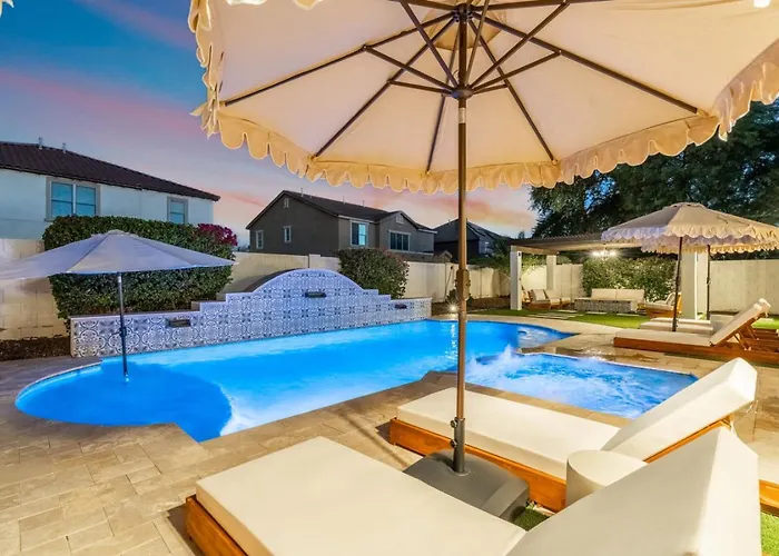 Sienna Sanctuary | Heated Pool, Spa & Fire Pit *